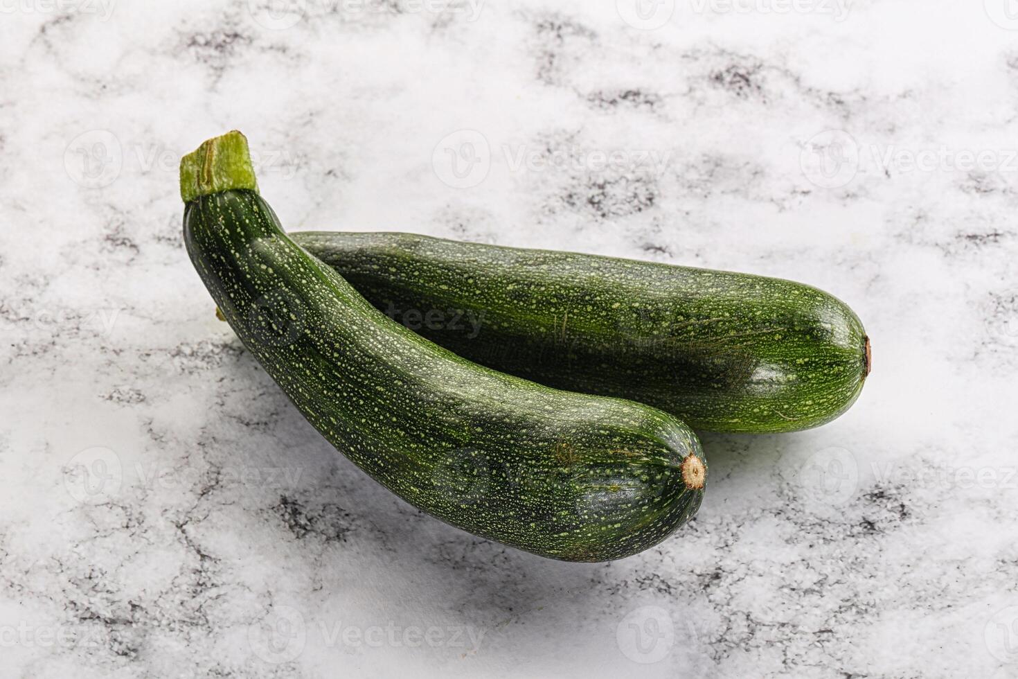 crudo giovane piccolo verde zucchine foto