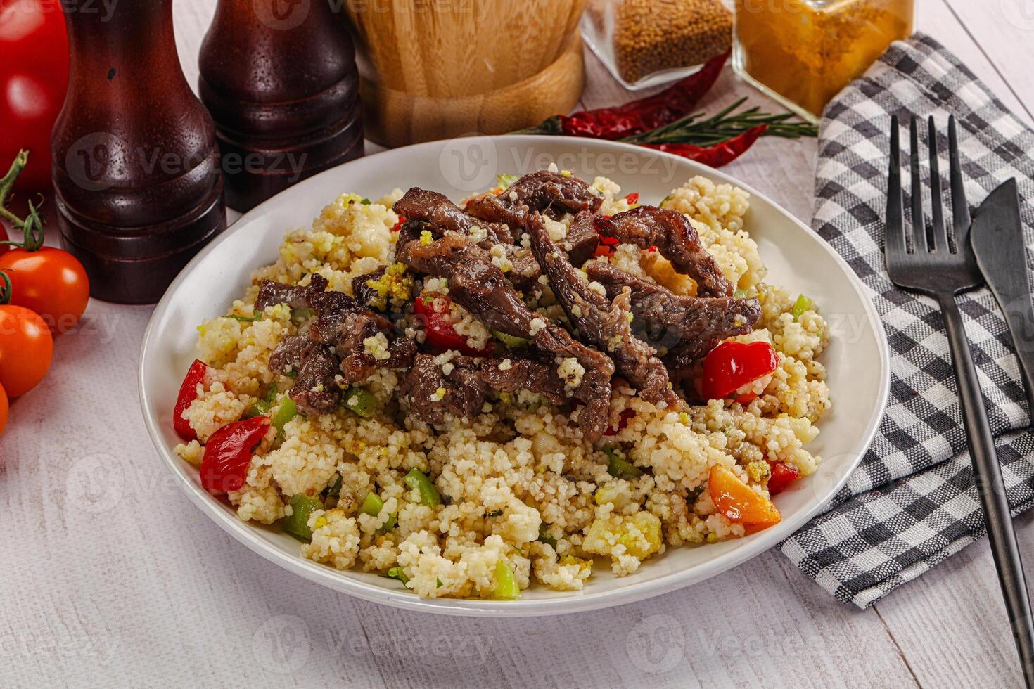 tradizionale couscous con Manzo e verdure foto