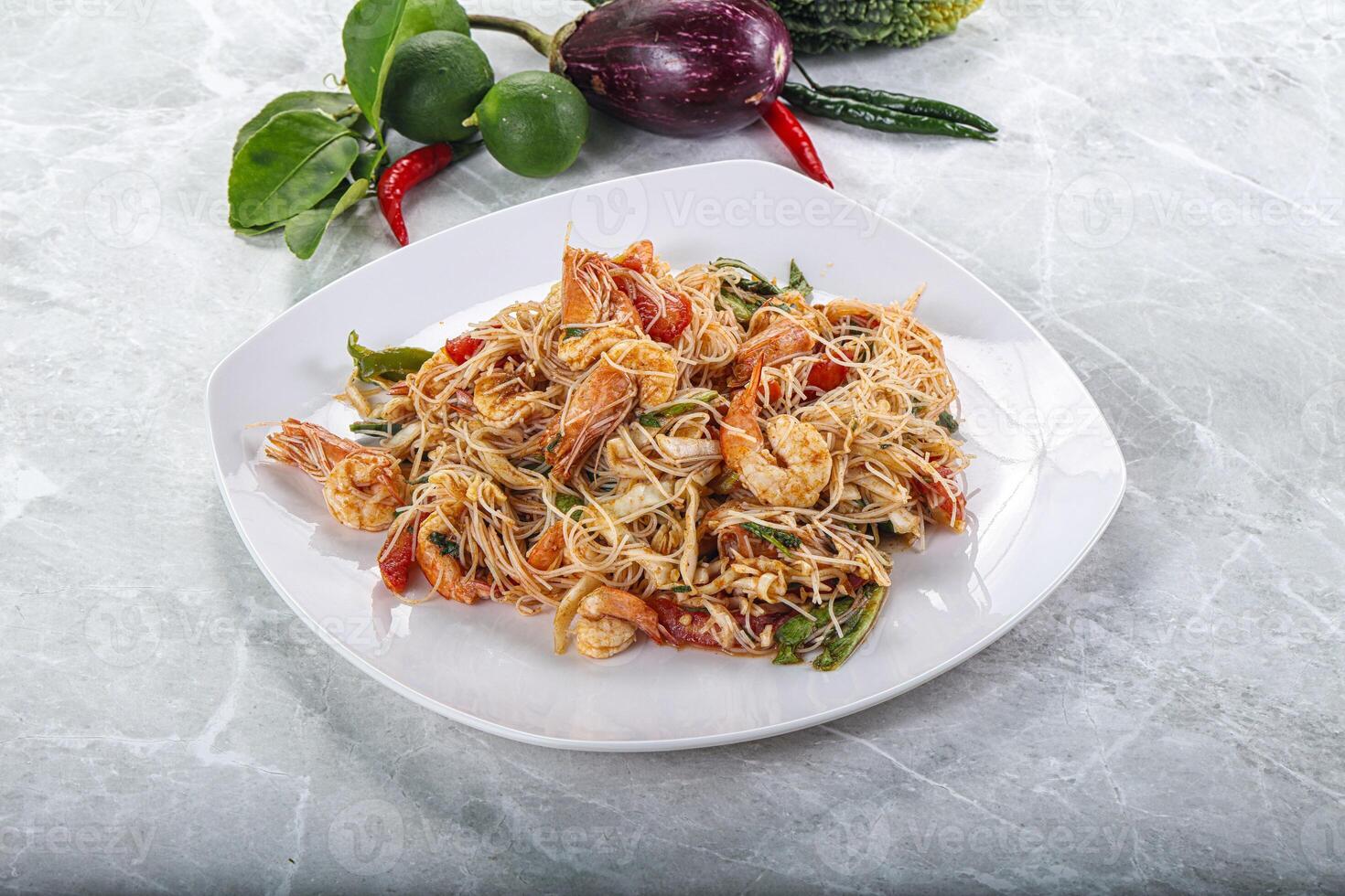 tailandese speziato vermicelli insalata con gamberi foto