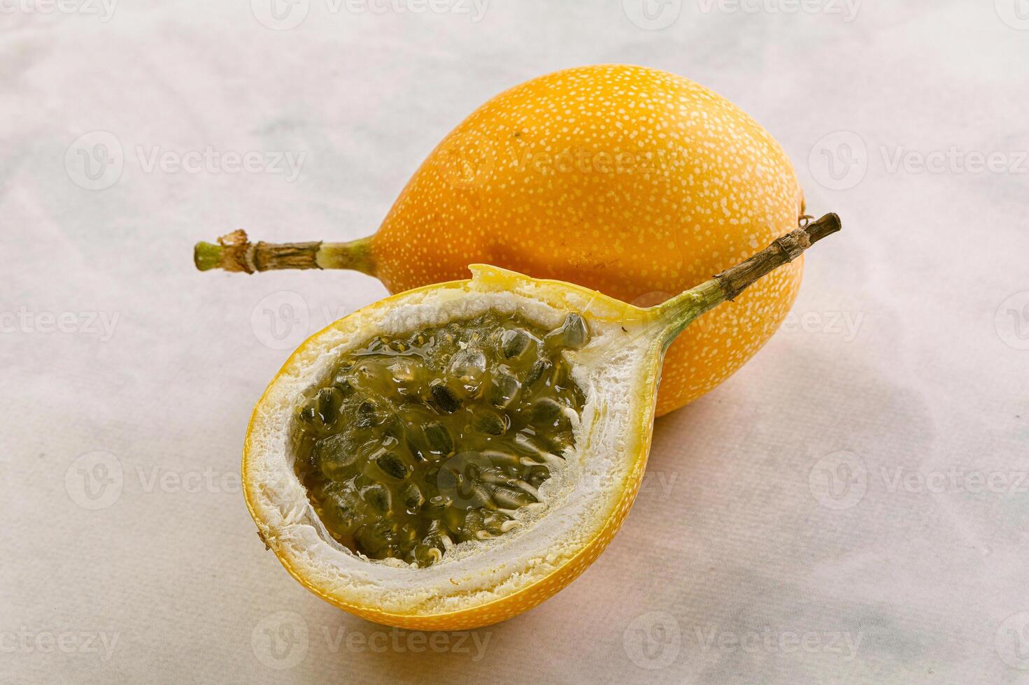 giallo granadilla con tagliare metà foto