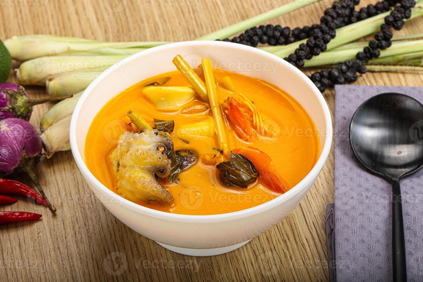 tailandese tom yum la minestra con frutti di mare foto