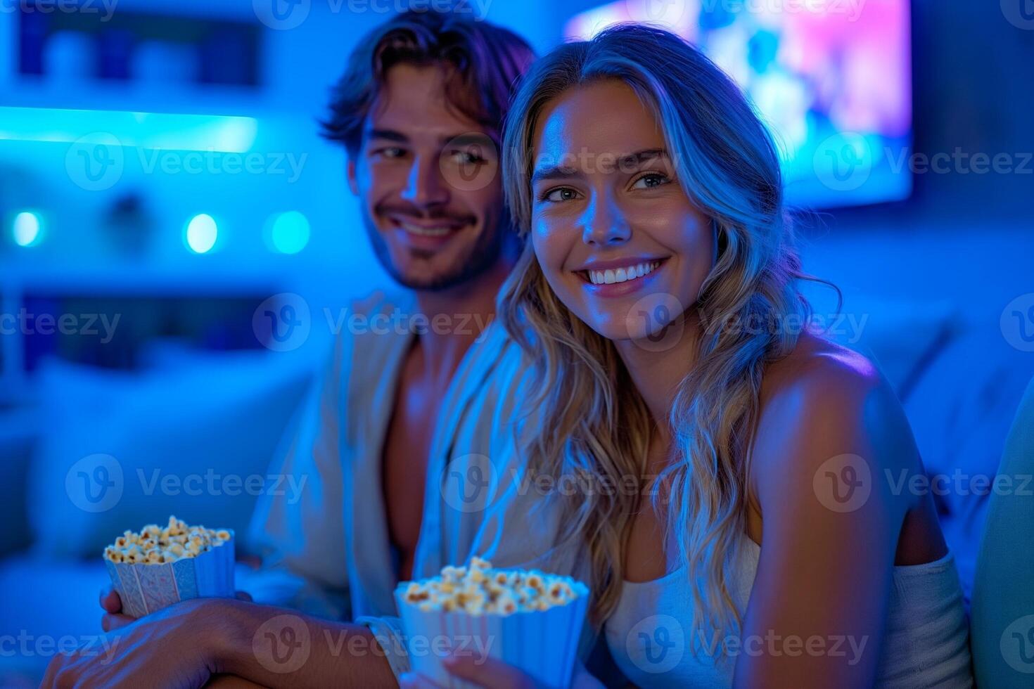 ai generato uomo e donna Guardando tv, seduta su divano nel blu vivente camera, mangiare Popcorn foto