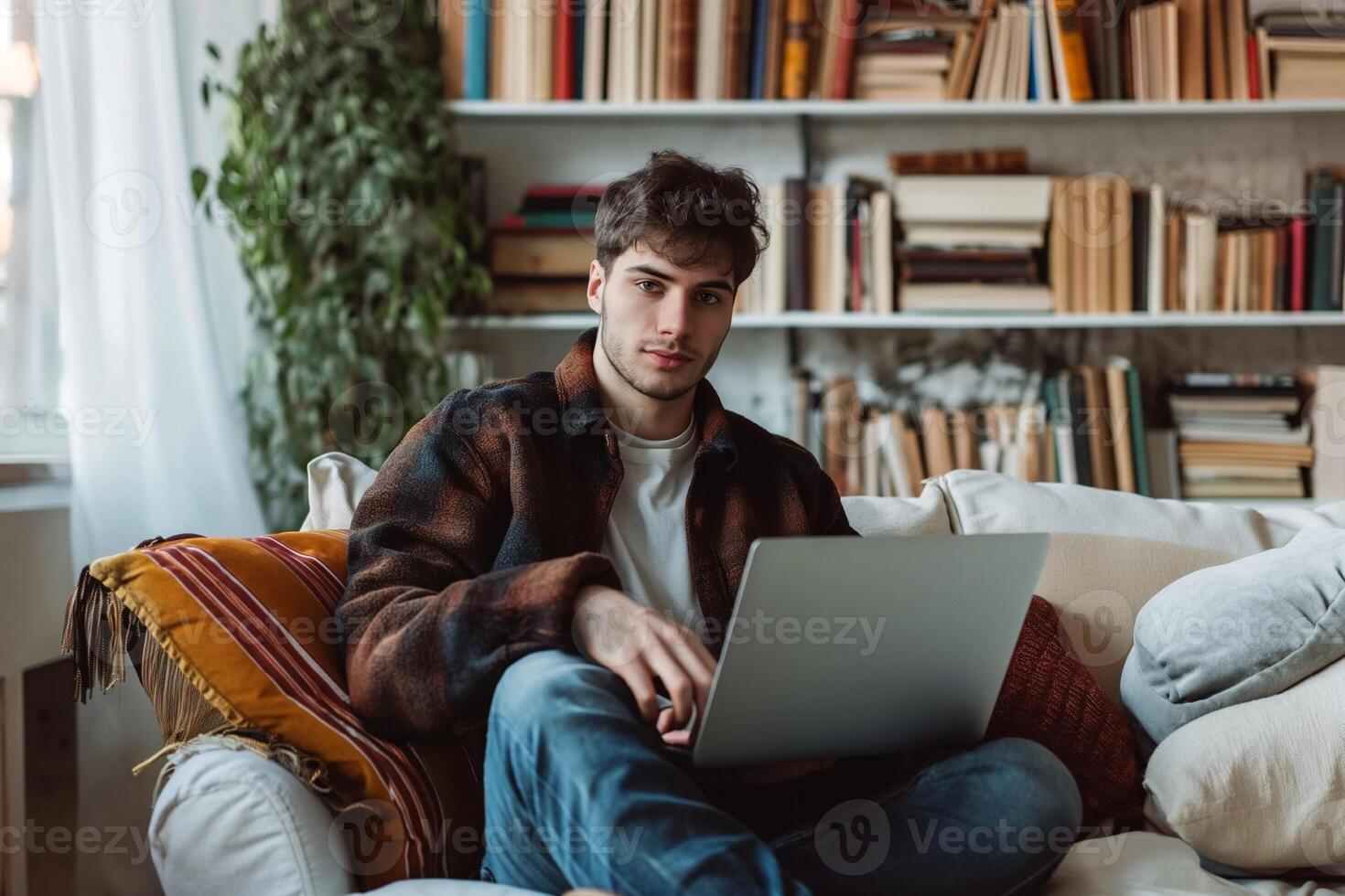 ai generato giovane uomo si siede nel leggero bellissimo camera con il computer portatile e libri foto