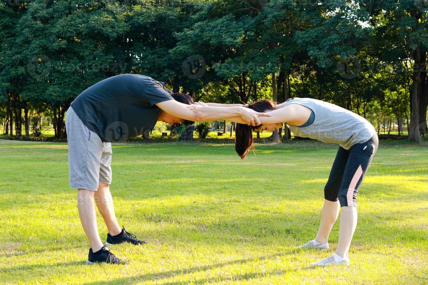 asiatico coppia esercizio insieme nel il parco nel il mattina essi siamo forte e sano. all'aperto esercizio concetto, Salute cura, riscaldamento allungamento foto