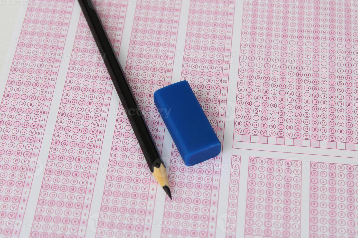 matita e gomma per cancellare su il ottico modulo. foto