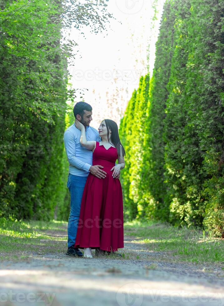 romantico coppia nel il giardino, coppia nel il natura foto