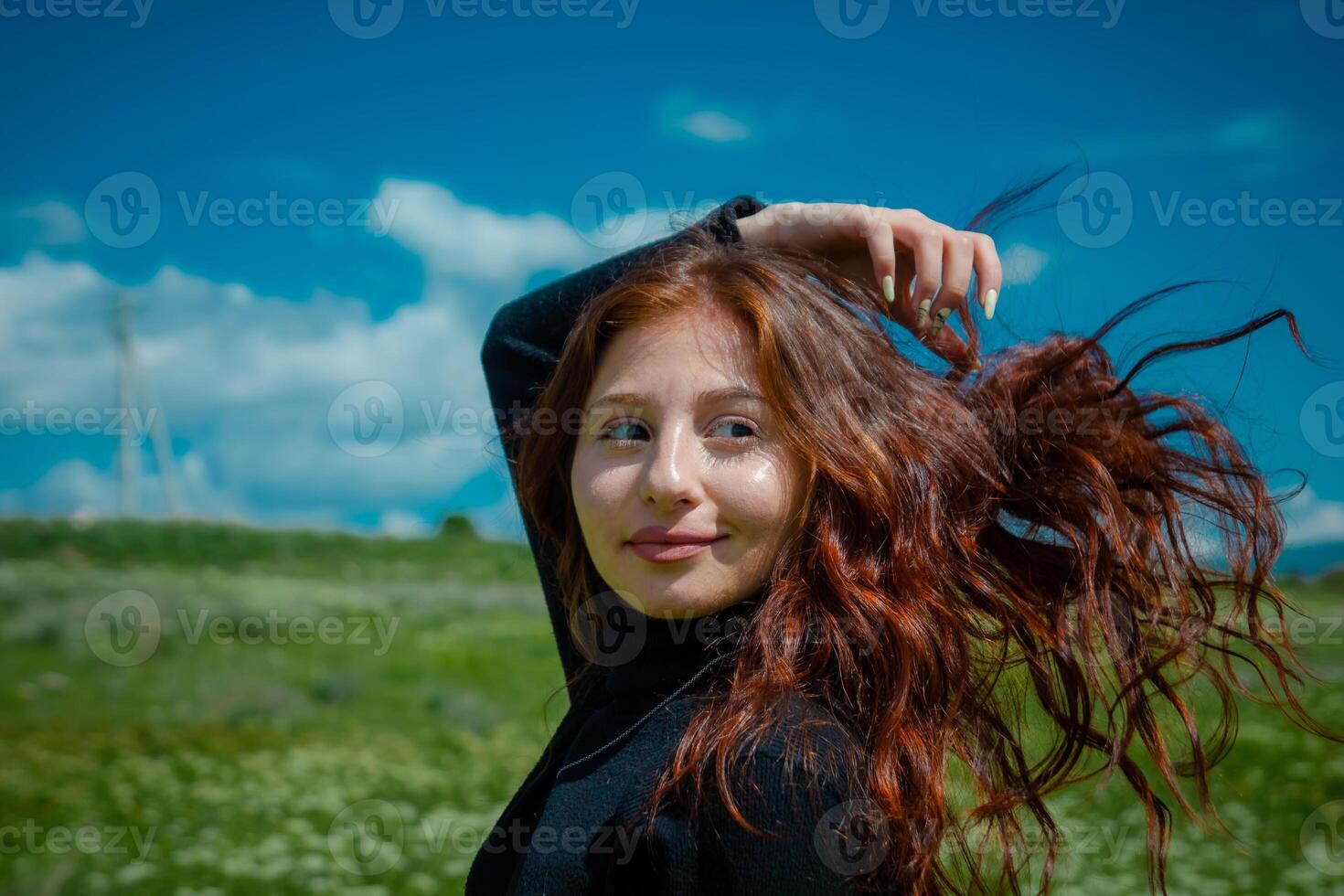 rosso dai capelli donna nel il parco, bella donna nel il natura foto