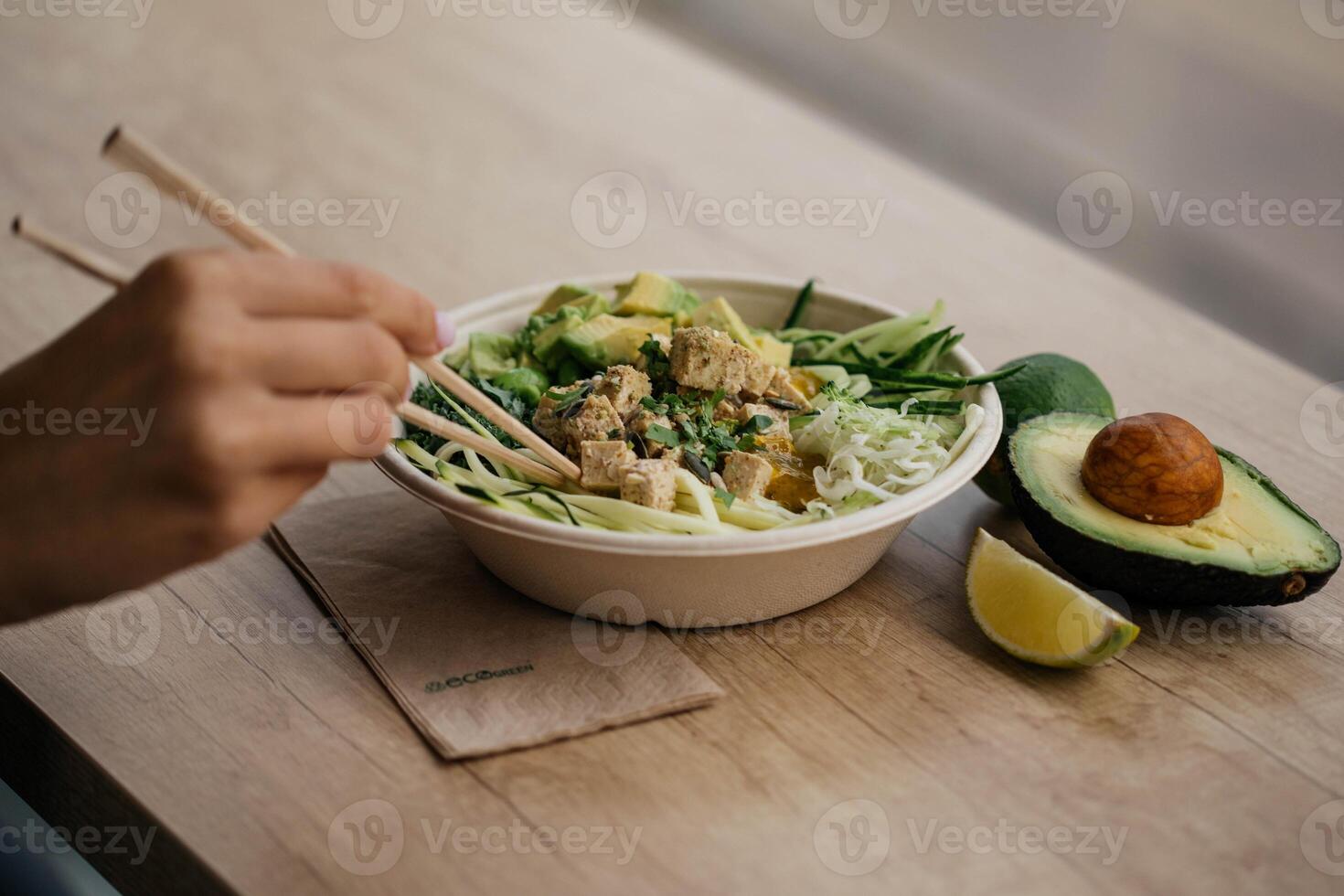 asiatico stile tagliatelle con tofu, avocado, sesamo semi e verdure foto