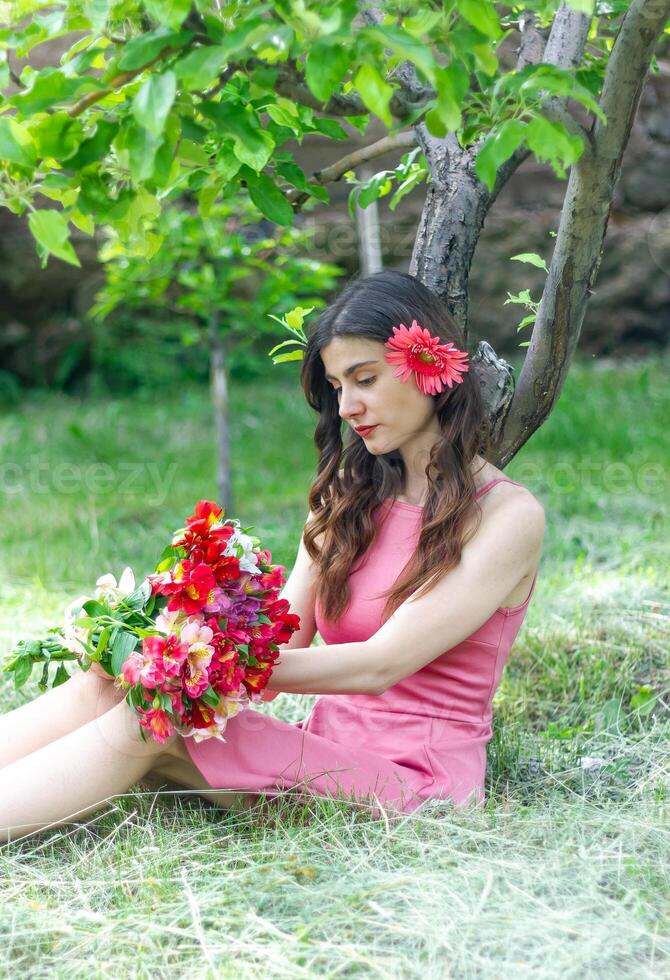 bella giovane ragazza nel il natura, ragazza nel il parco foto