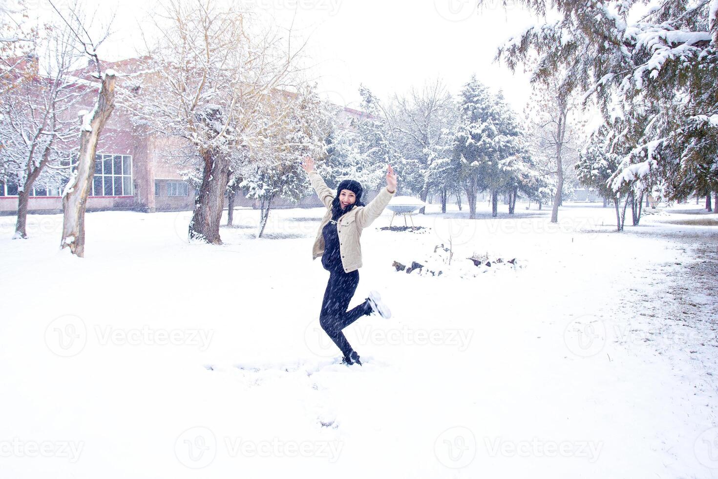 donna nel foresta, ritratto di un' donna nel inverno foresta, carino donna nel inverno parco foto