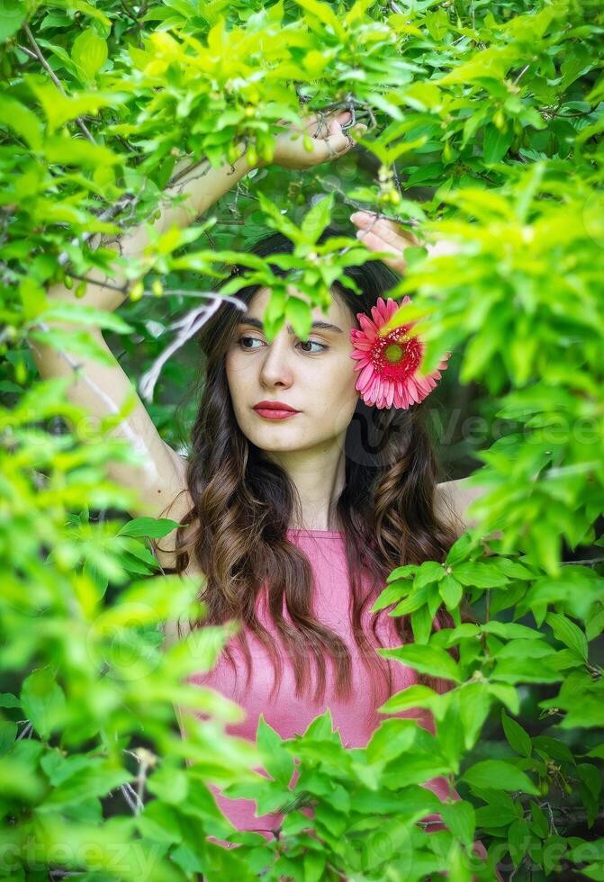 bella giovane ragazza nel il natura, ragazza nel il parco foto