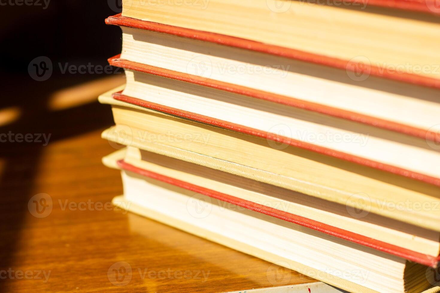 pila di libri su il tavolo, mucchio di libri, libri sfondo foto