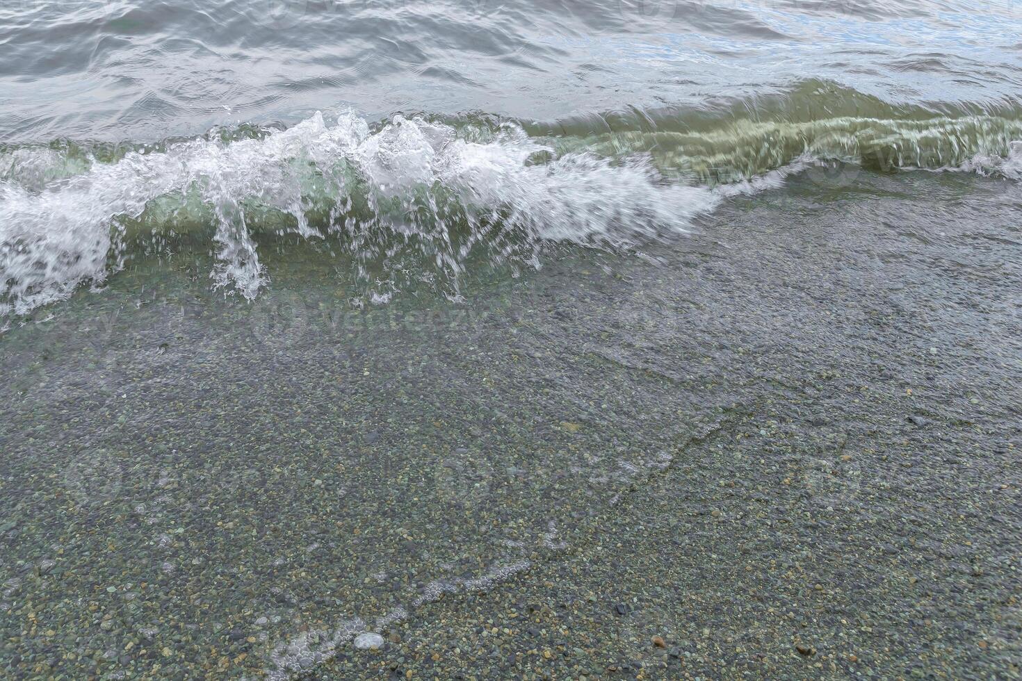 acqua gocce su il spiaggia, vicino su di un' sabbia su il spiaggia foto