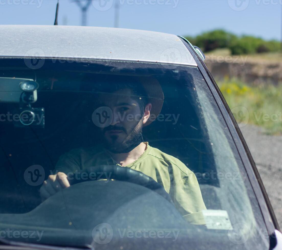 giovane uomo guida un' macchina, uomo nel auto foto