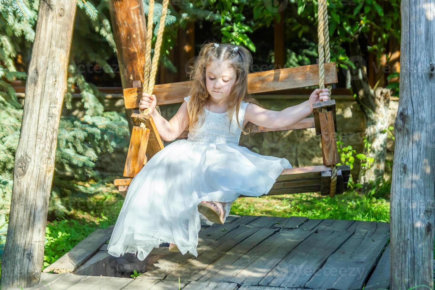 bella ragazza nel un' bianca vestito nel il parco foto