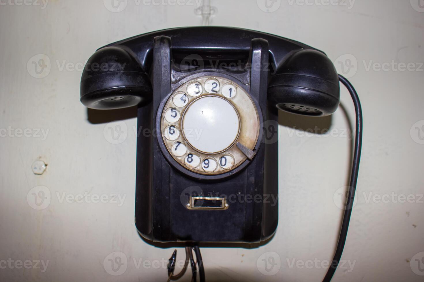 vecchio nero telefono, vecchio stile telefono, vecchio nero stile telefono su bianca sfondo foto