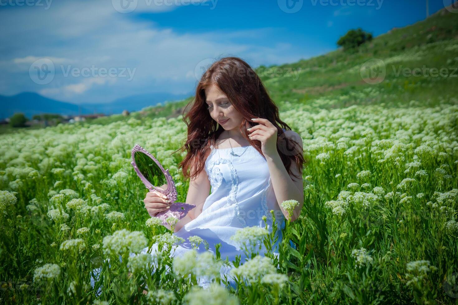 rosso dai capelli donna nel il parco, bella donna nel il natura foto