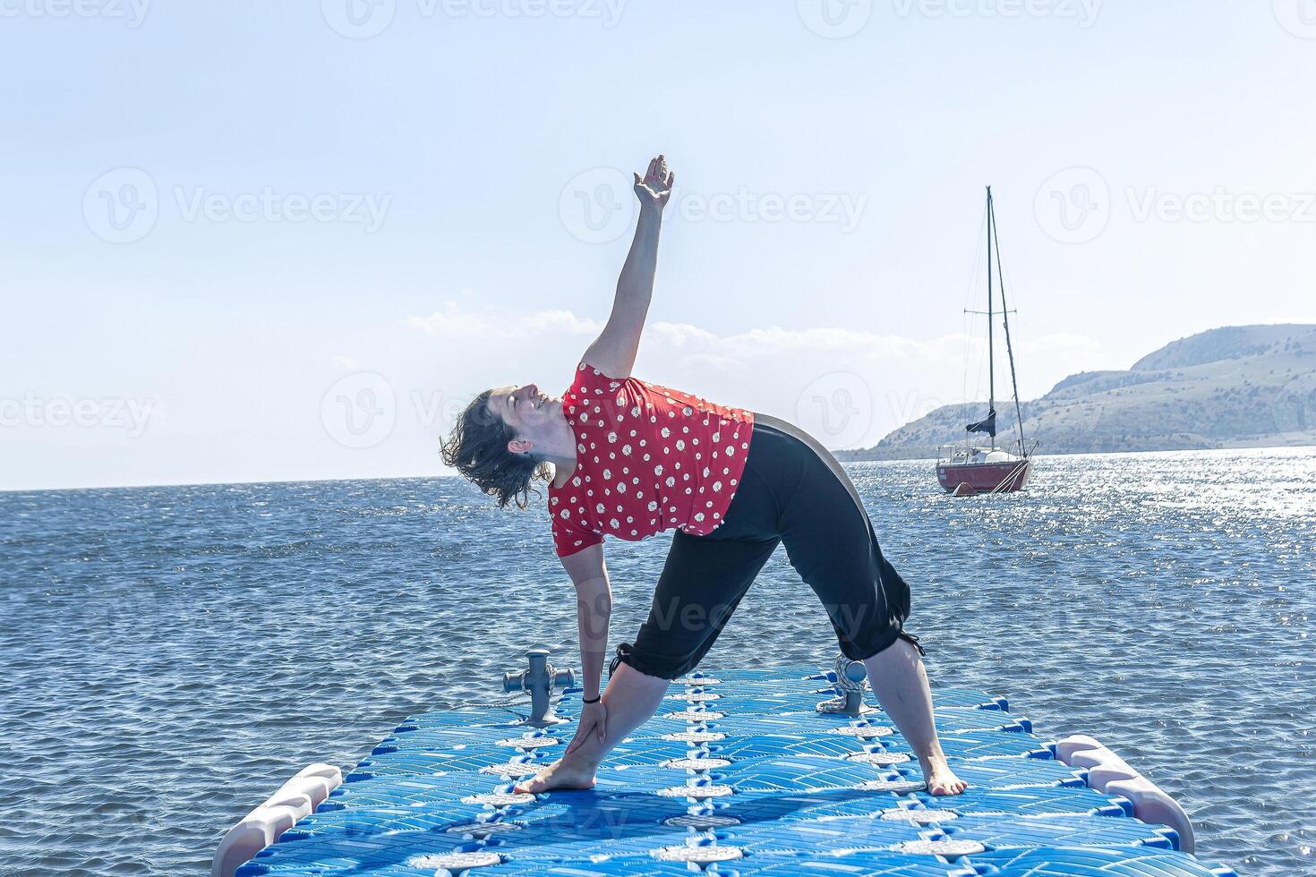 persona fare yoga esercizio su il spiaggia, persona rilassante su il spiaggia, personn fare yoga foto