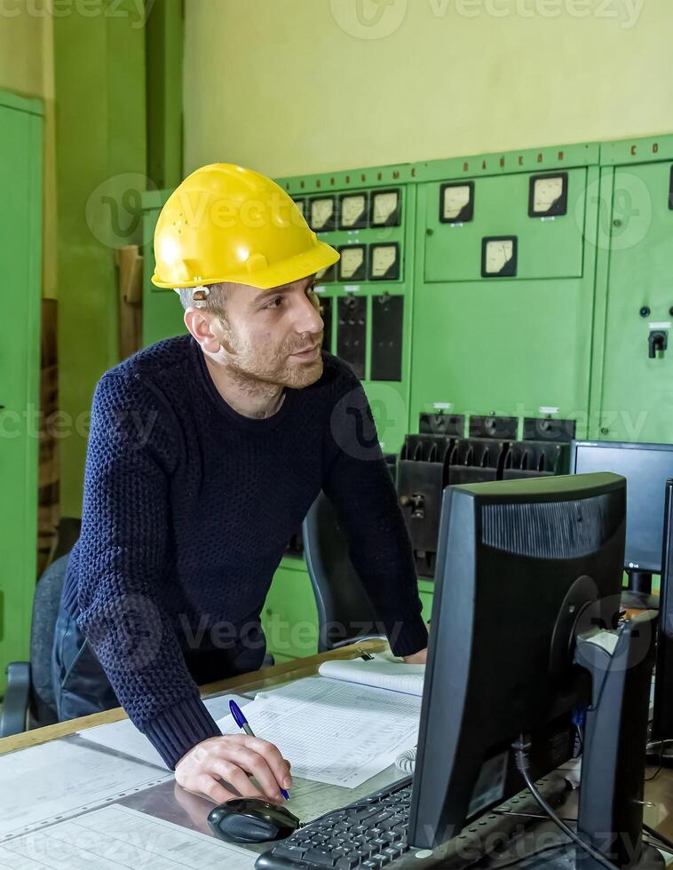 industriale lavoratore a il opera nel fabbrica foto