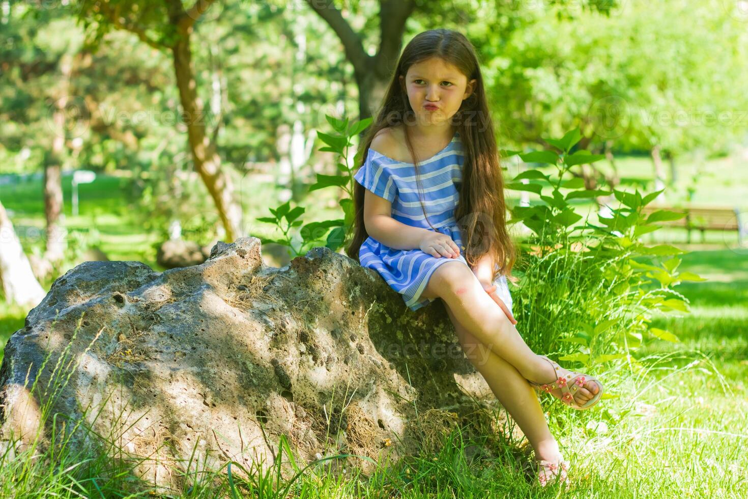 bella poco ragazza nel il natura, ragazza nel estate foto