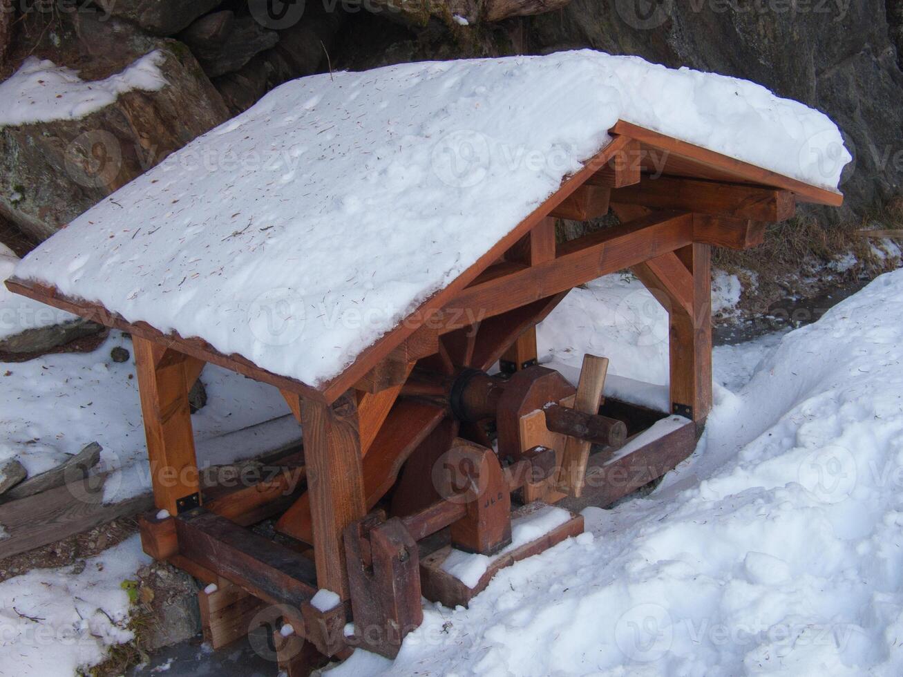 un' di legno struttura con un' tetto foto