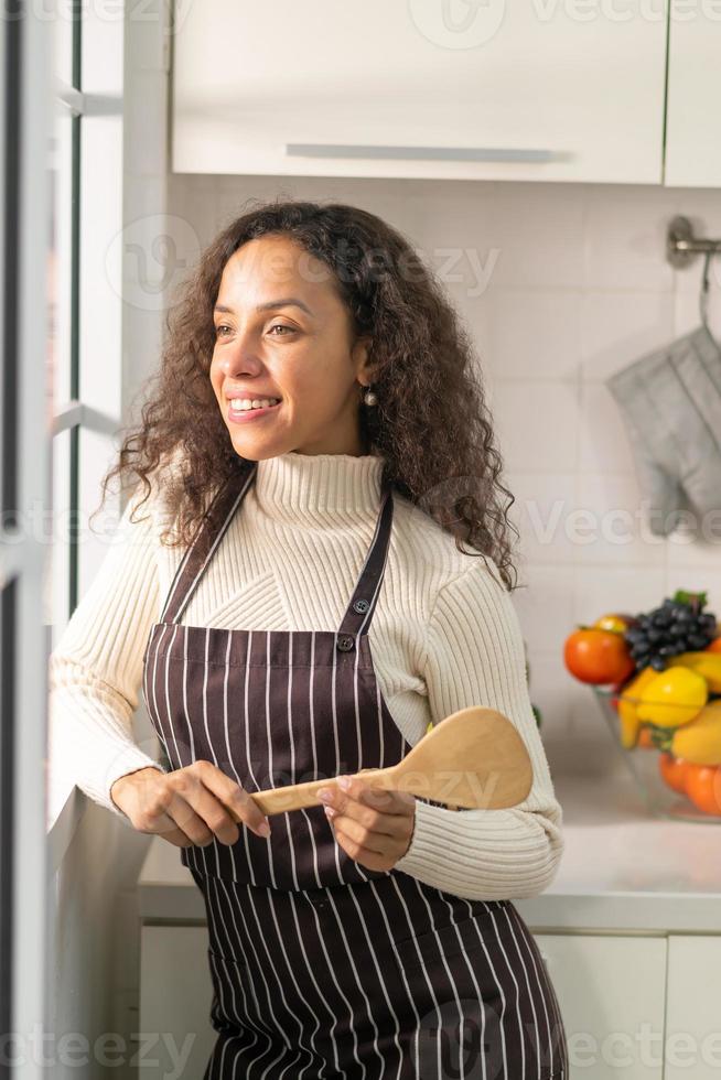 ritratto donna latina in cucina foto