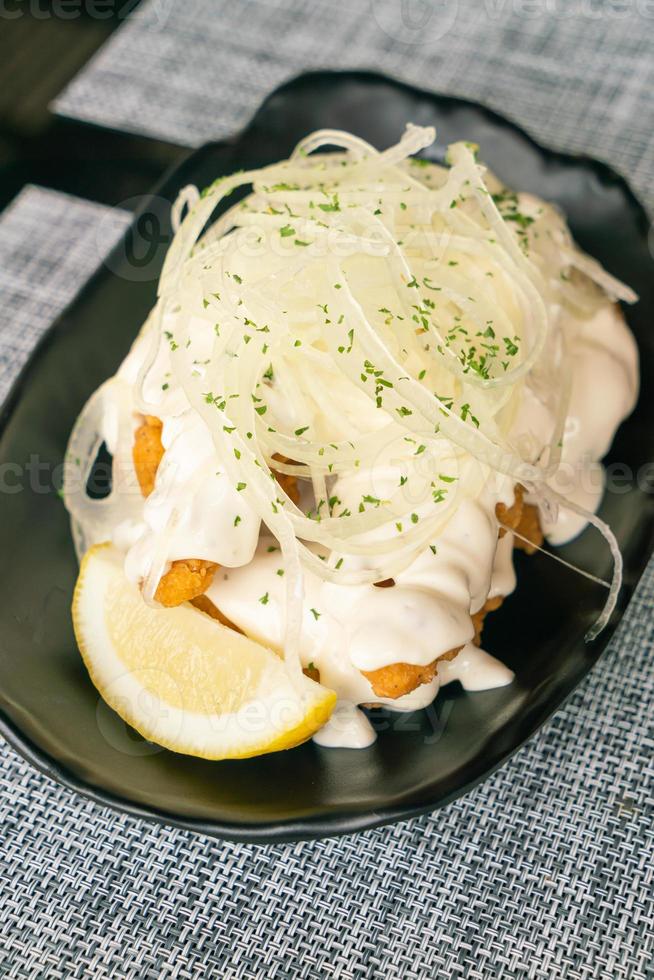 pollo fritto alla coreana con salsa di cipolle cremosa foto