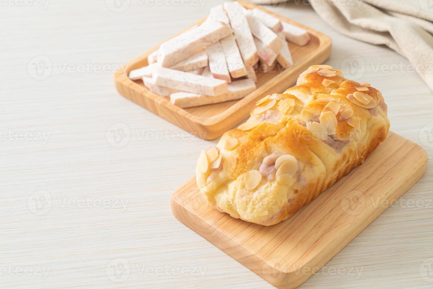 pane tostato taro su tavola di legno foto