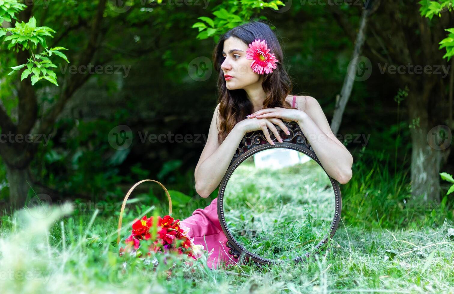 bella giovane ragazza nel il natura, ragazza nel il parco foto