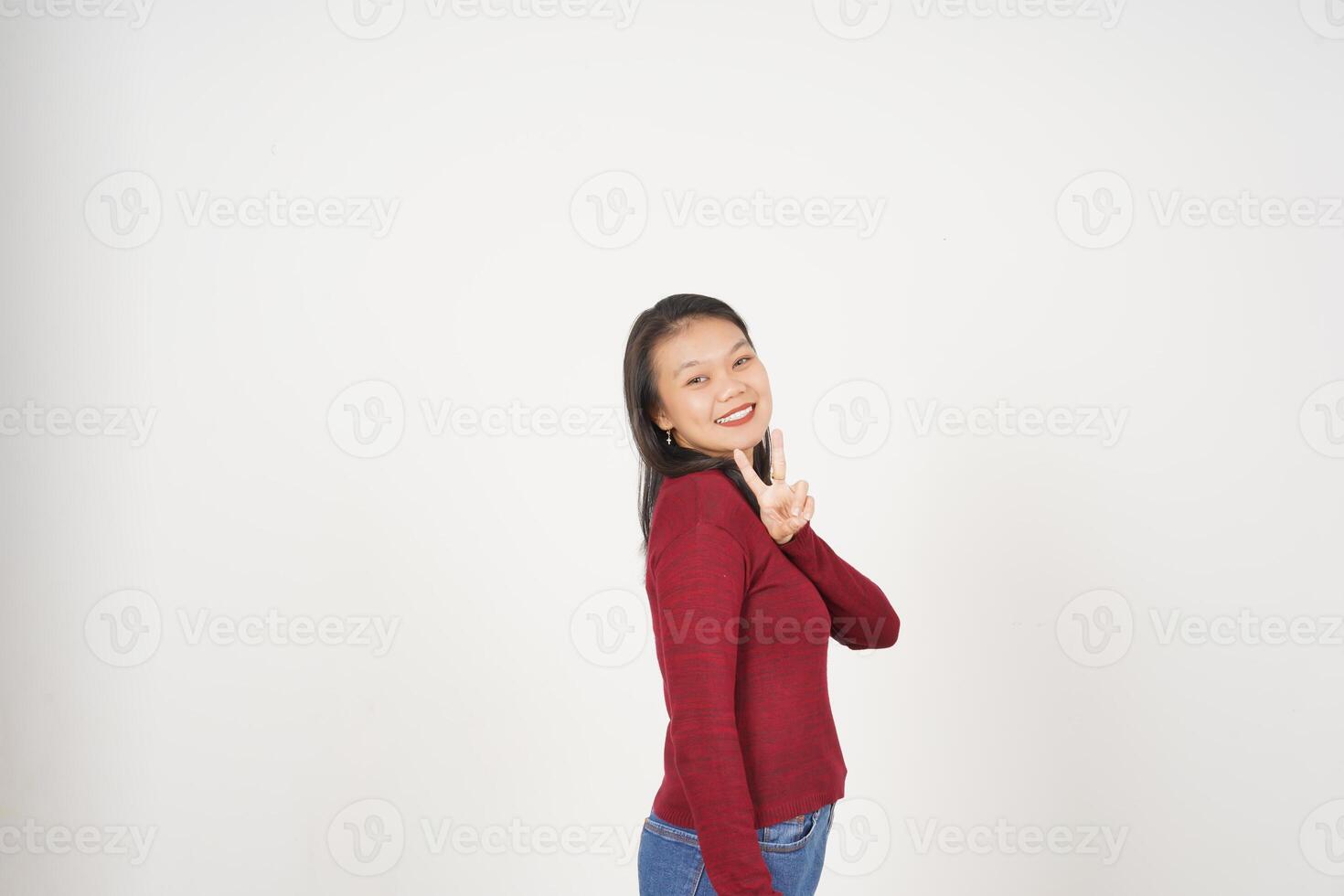 giovane asiatico donna nel rosso maglietta sorridente e mostrando pace o vittoria cartello mostrando isolato su bianca sfondo foto