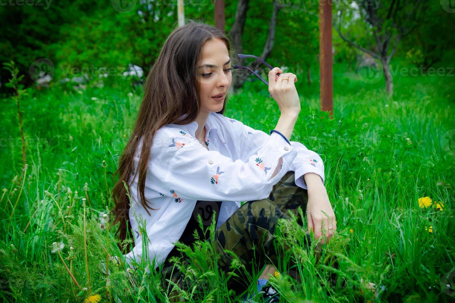 donna nel il parco, giovane donna nel il giardino foto