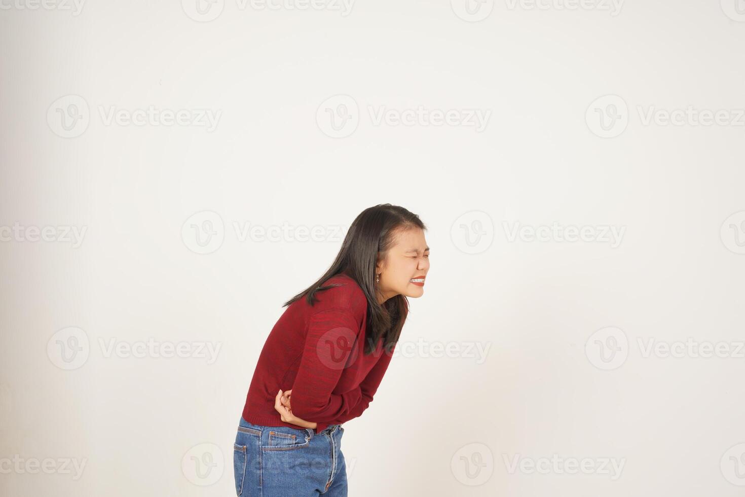 giovane asiatico donna nel rosso maglietta sofferenza mal di stomaco, dolore su stomaco isolato su bianca sfondo foto