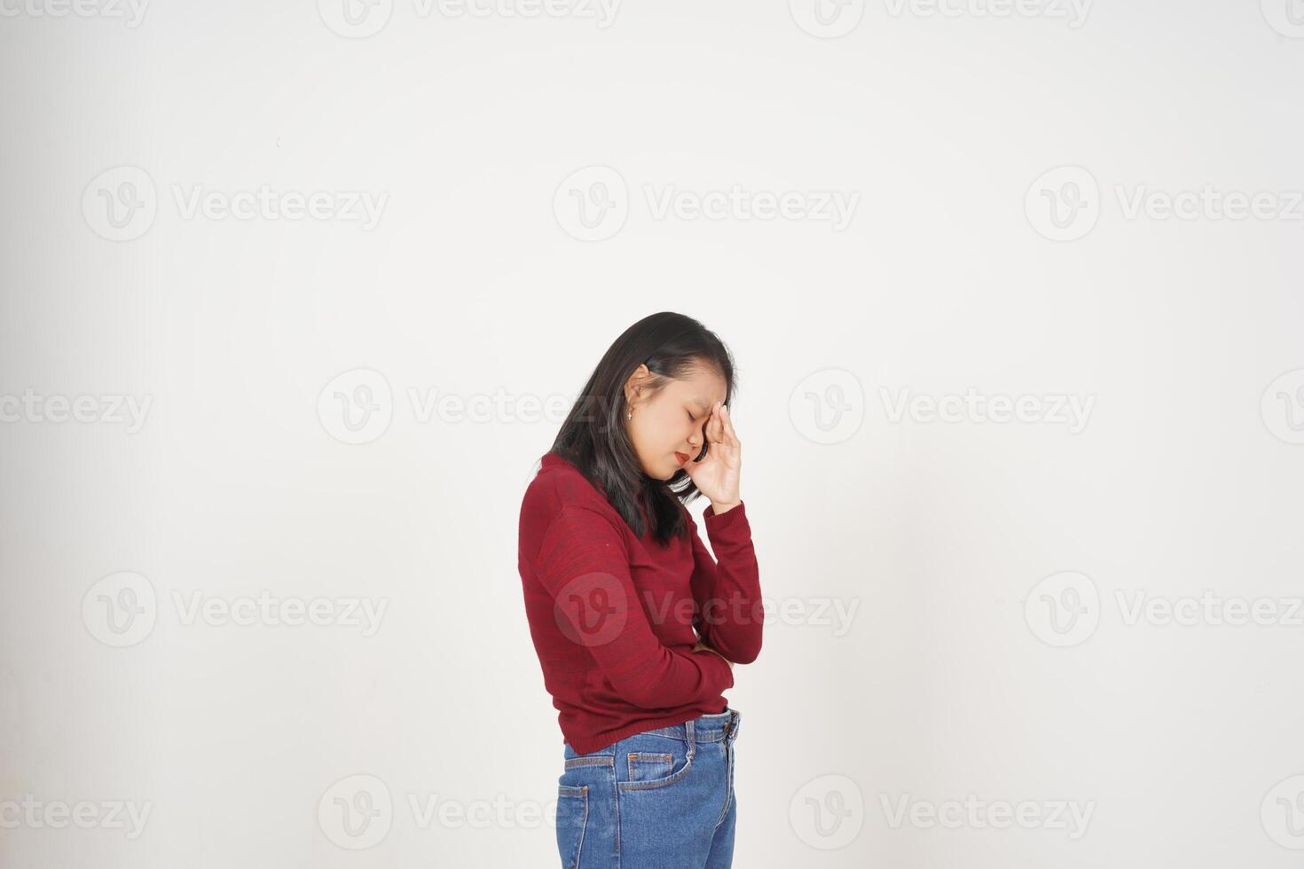 giovane asiatico donna nel rosso maglietta sofferenza mal di testa gesto isolato su bianca sfondo foto