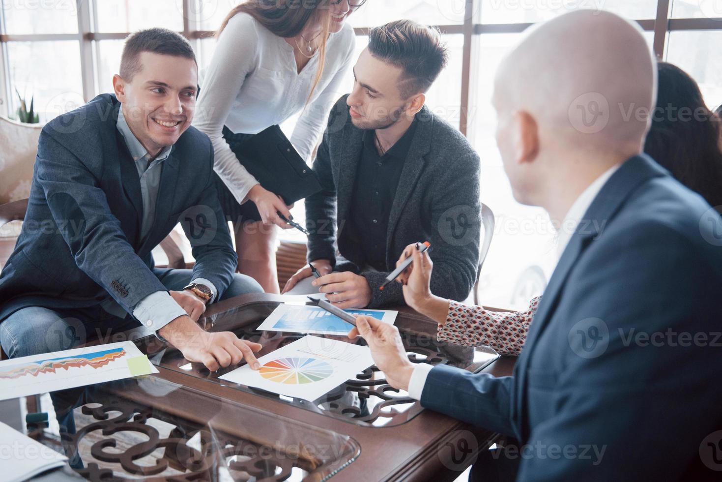 giovane team di colleghi che fanno grandi discussioni d'affari in un ufficio moderno. concetto di persone di lavoro di squadra foto