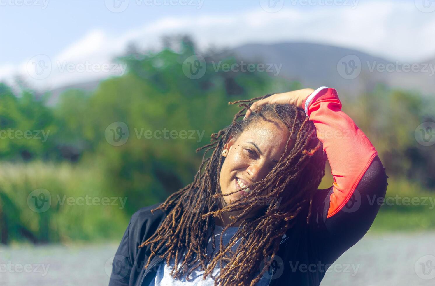 ritratto di africano donna nel il parco foto