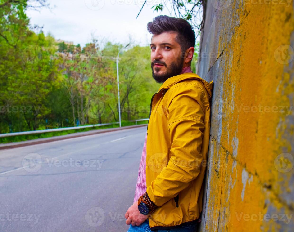 giovane adulto ragazzo, bella uomo foto