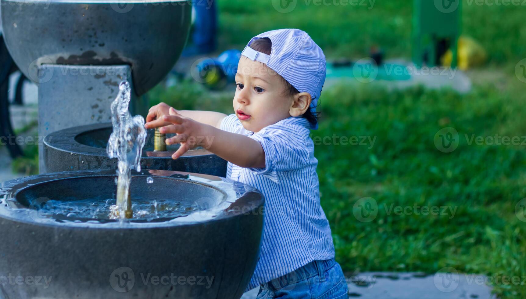 piccolo ragazzo giocando nel il parco foto