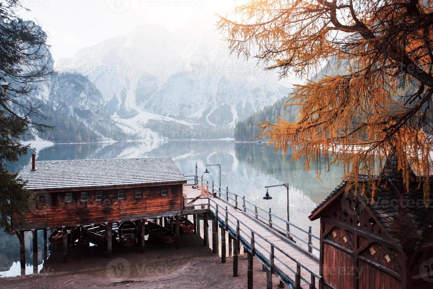 bella giornata autunnale. buon paesaggio con montagne. luogo turistico con edificio in legno e pera foto