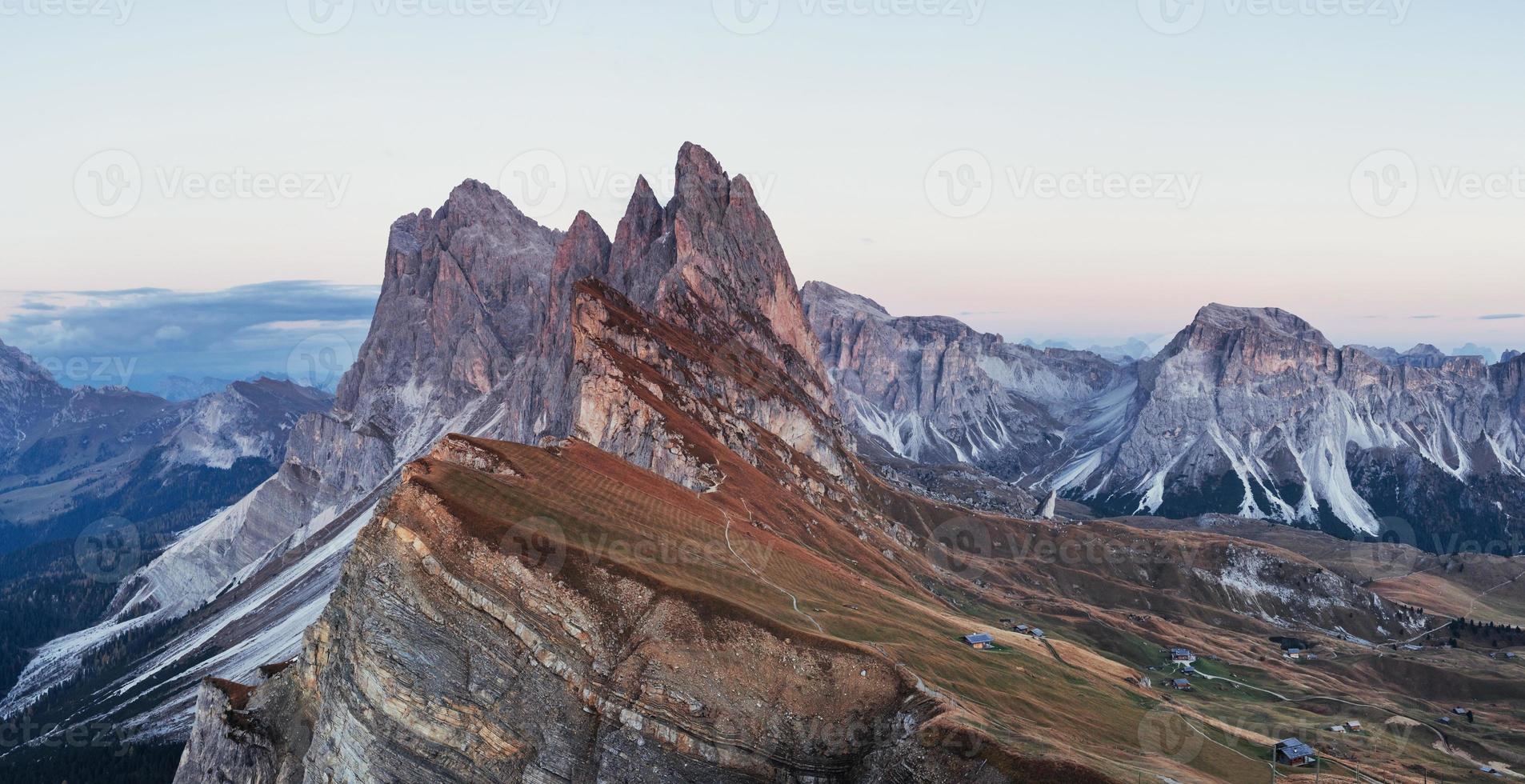 tempo nuvoloso. eccezionale paesaggio delle maestose montagne dolomitiche seceda durante il giorno. foto panoramica