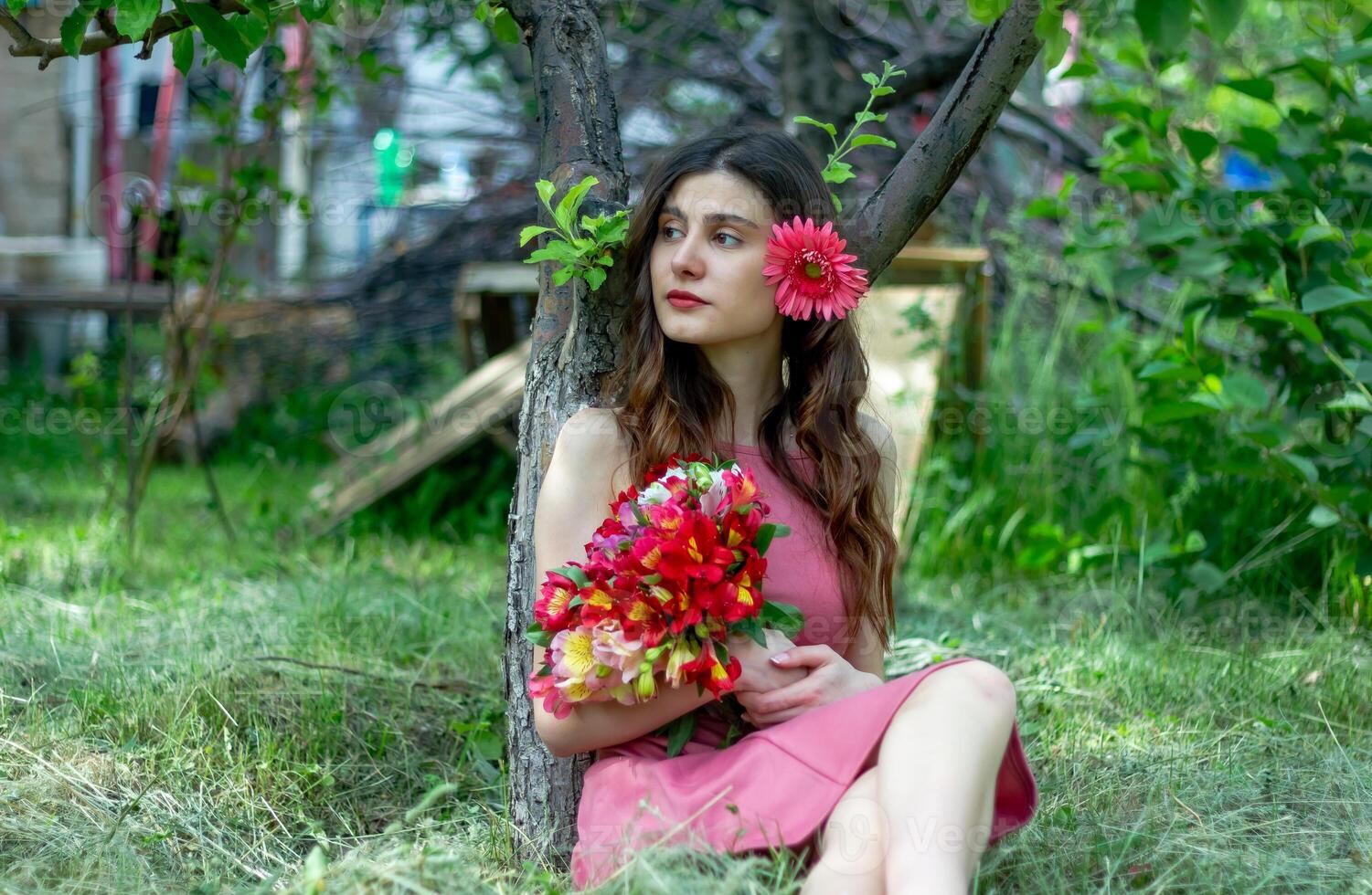 bella giovane ragazza nel il natura, ragazza nel il parco foto