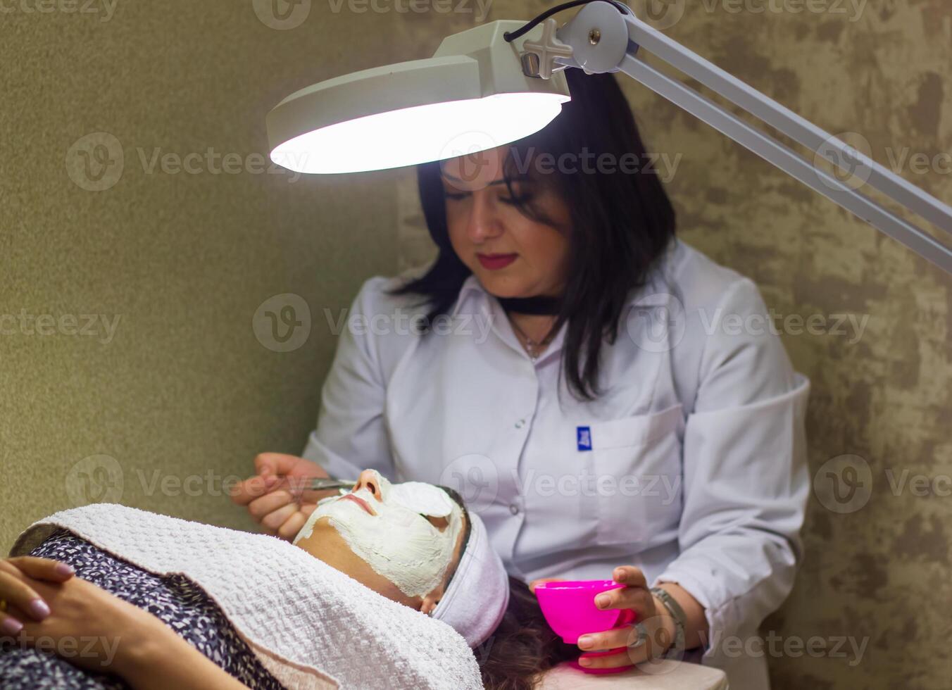 giovane donna nel terme salone, ragazza nel bellezza salone foto