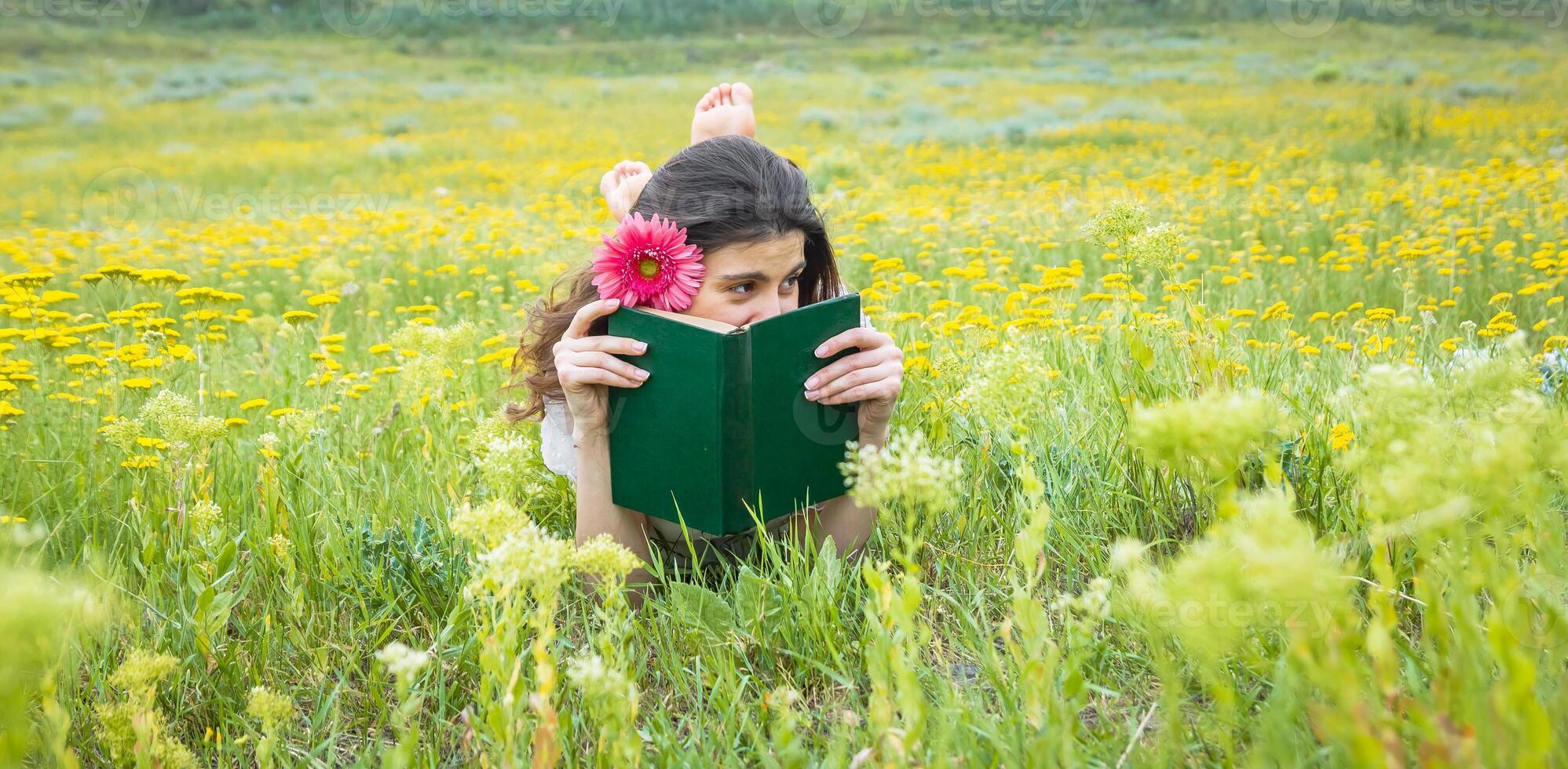 bella giovane ragazza nel il natura, ragazza nel il parco foto