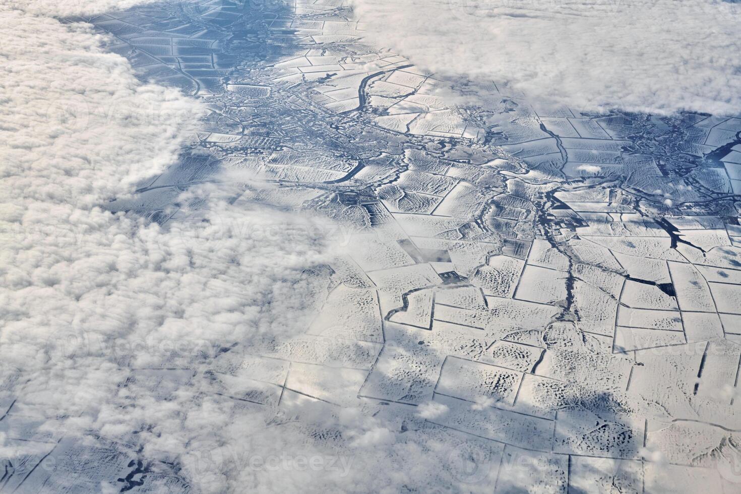 aereo Visualizza al di sopra di nuvole superiore per neve coperto fiumi, i campi e strade, inverno fresco gelido aria foto