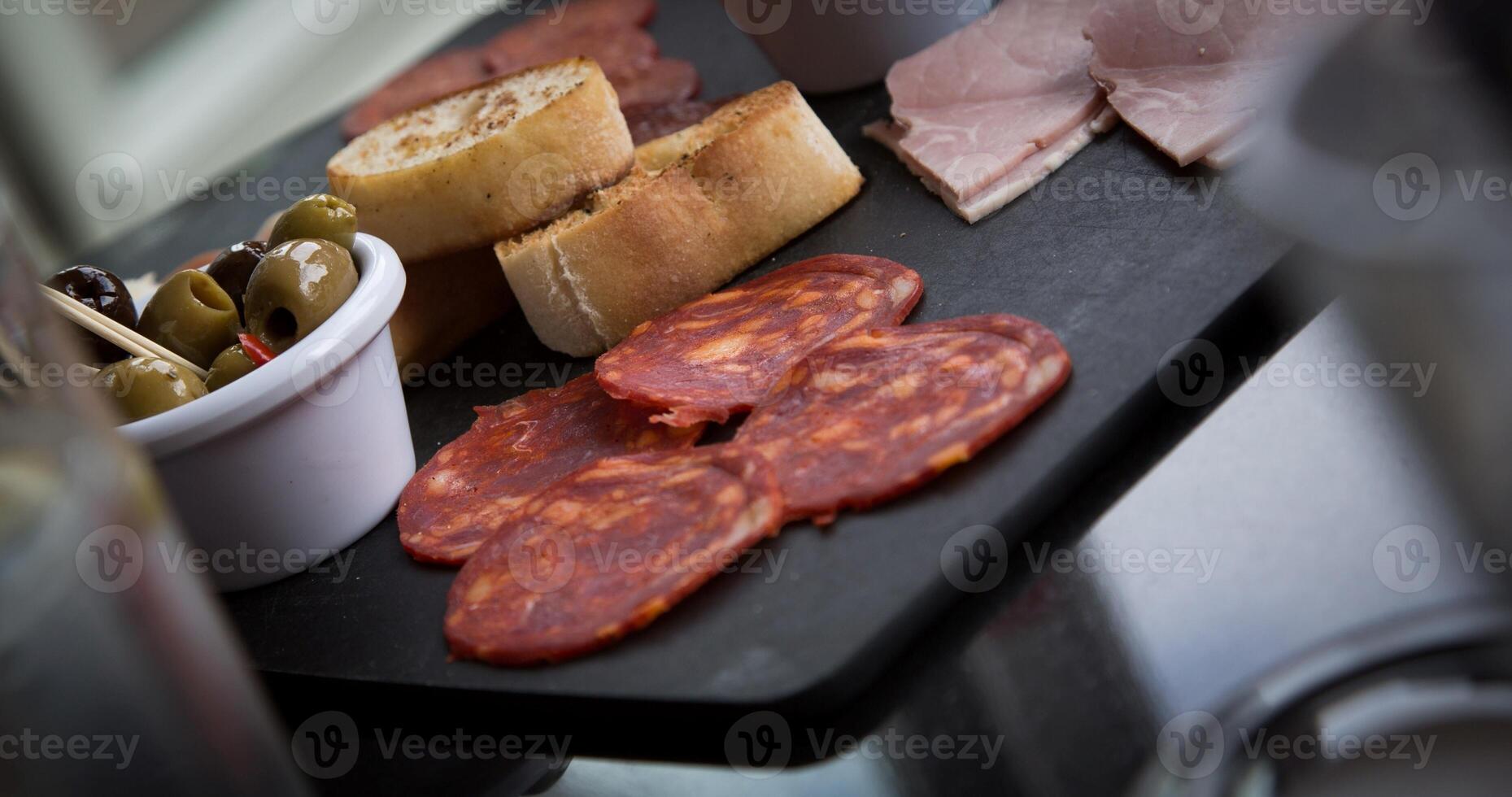 aperitivo con salame, olive, pane e crostini foto