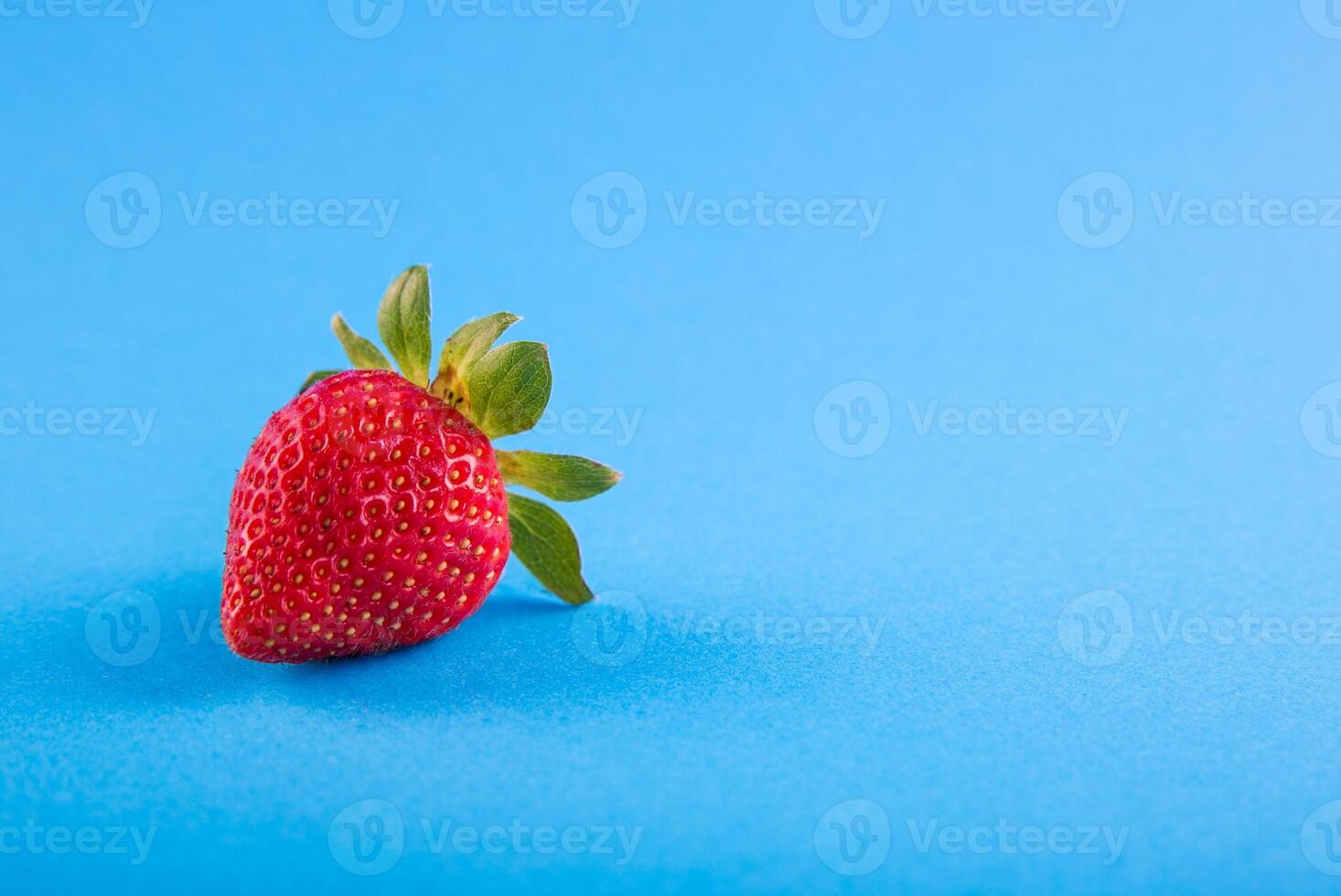 fragola su blu sfondo con copia spazio per il tuo testo. foto