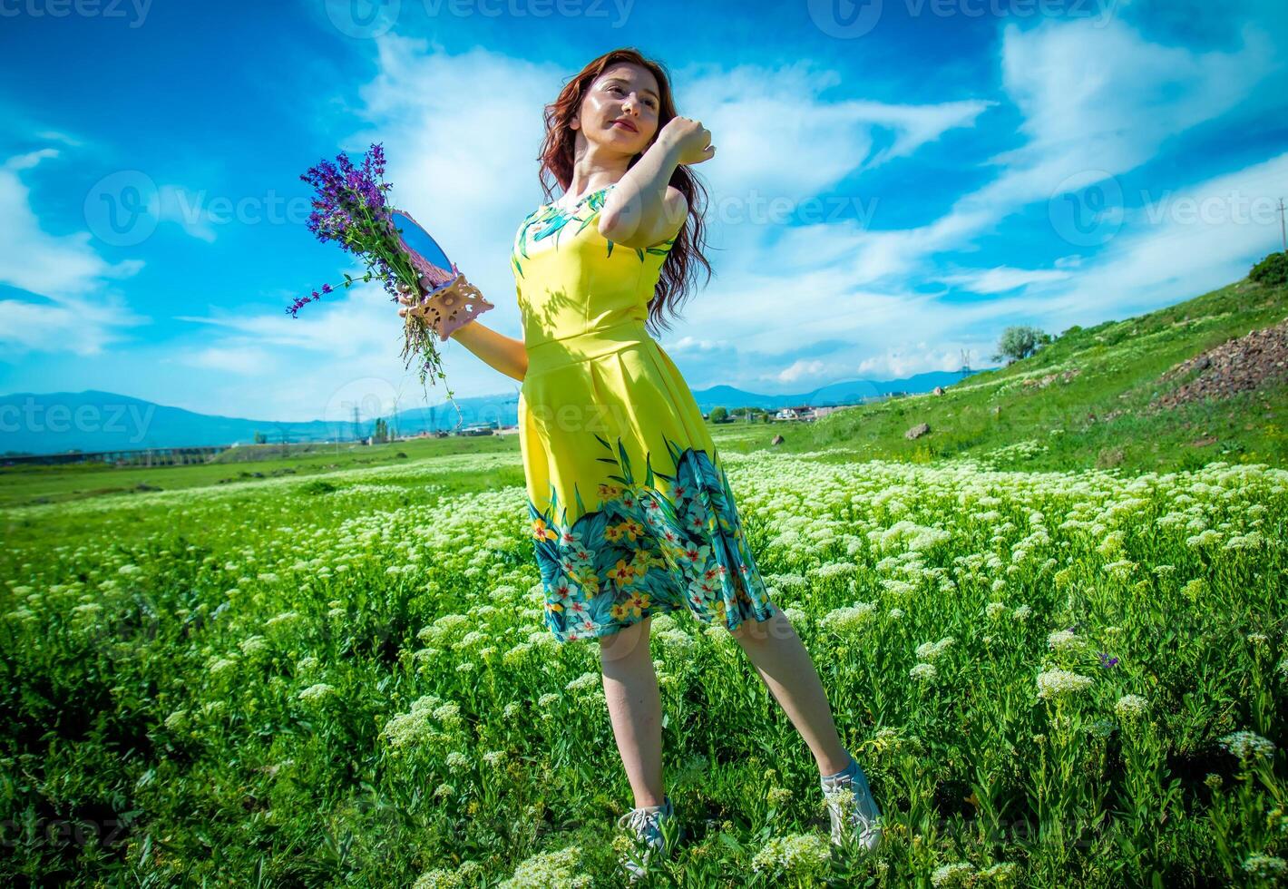 rosso dai capelli donna nel il parco, bella donna nel il natura foto