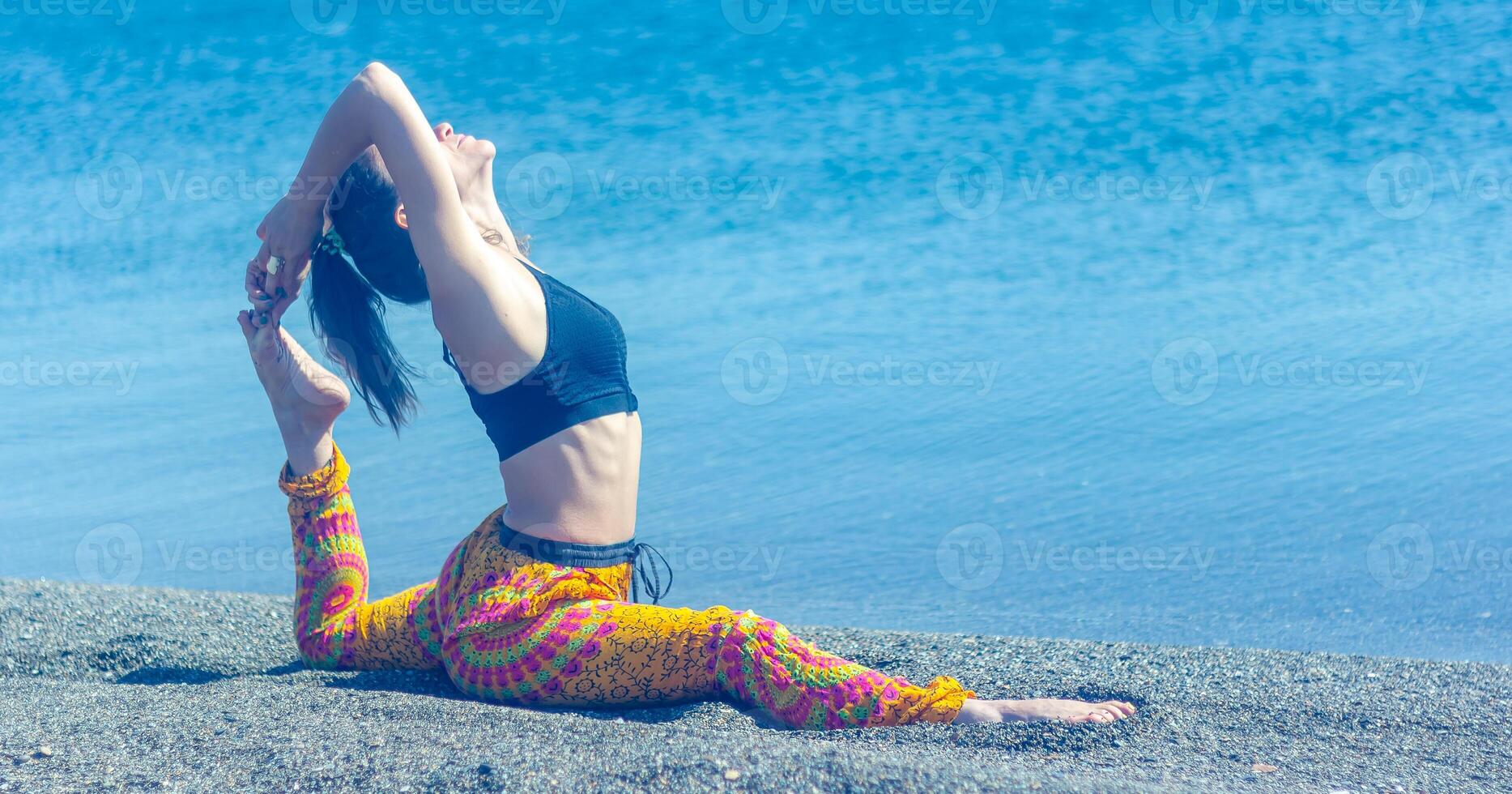 persona fare yoga esercizio su il spiaggia, persona rilassante su il spiaggia, personn fare yoga foto