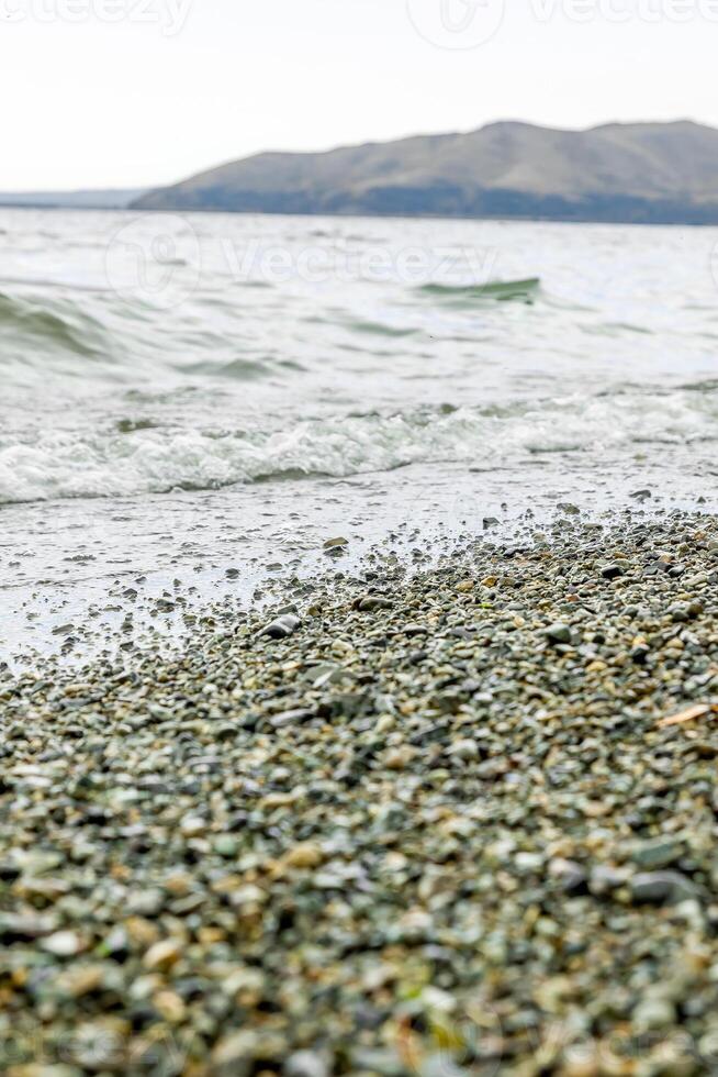 acqua gocce su il spiaggia, vicino su di un' sabbia su il spiaggia foto