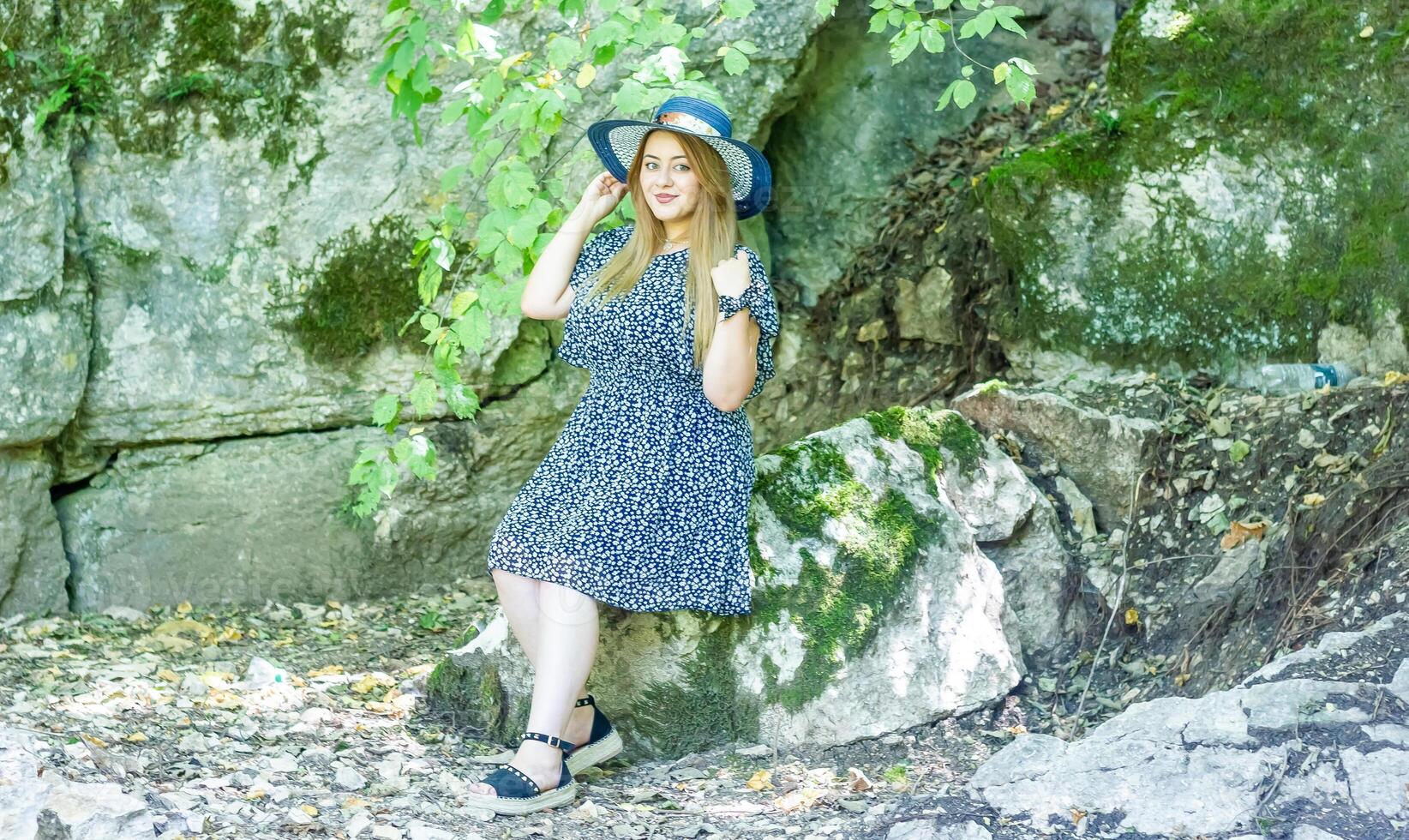 bella giovane ragazza nel il natura foto