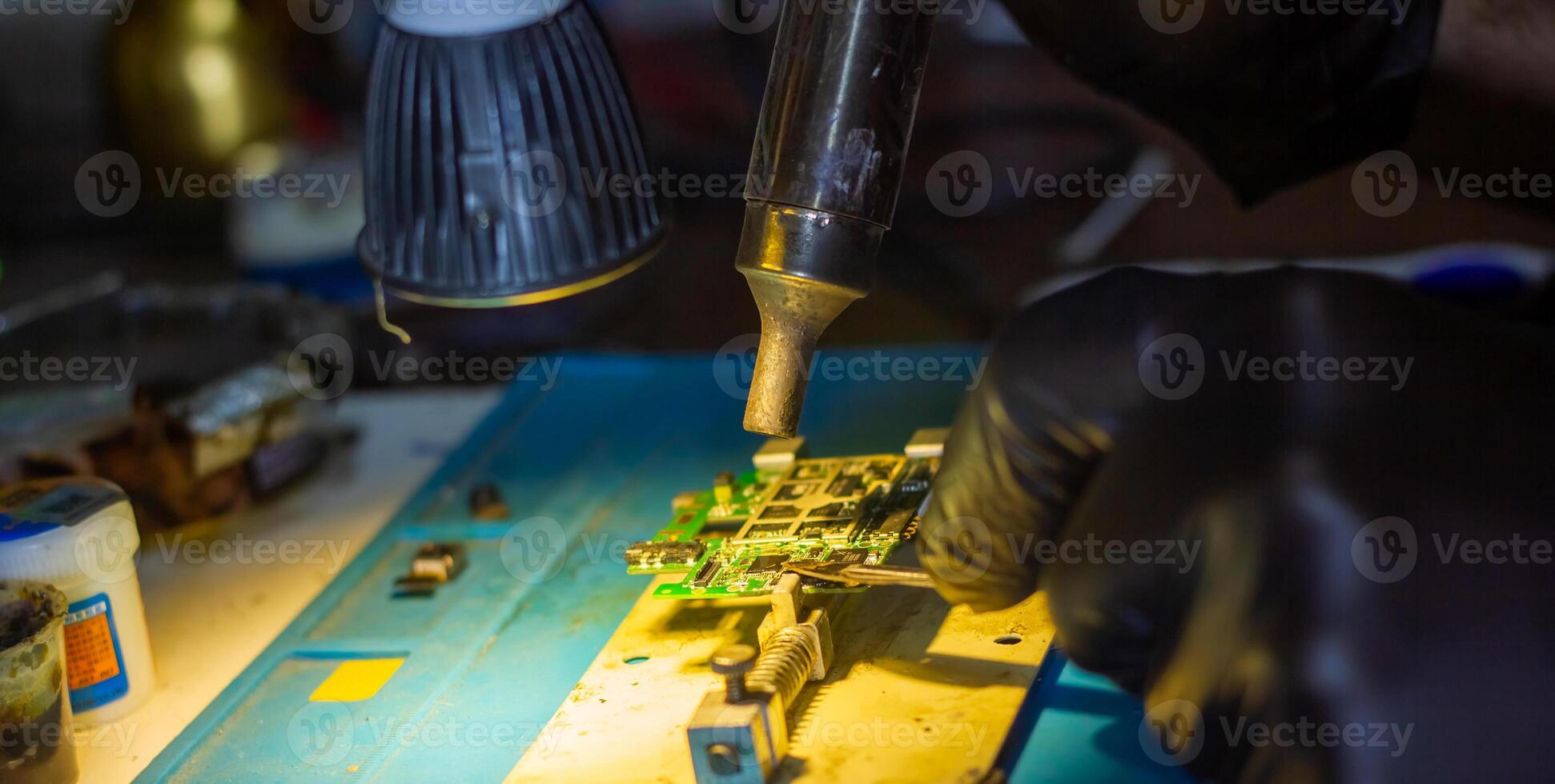 servizio lavoratore riparazione personale computer tavola foto